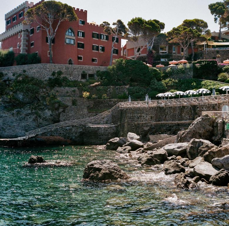 10 nejlepších luxusních hotelů na Amalfitánském pobřeží, Ischii a Capri 5