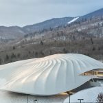 Rozsáhlé konferenční centrum připomínající stan leží uprostřed zasněžených hor v Číně 10