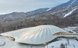 Rozsáhlé konferenční centrum připomínající stan leží uprostřed zasněžených hor  v Číně 8