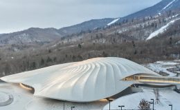 Rozsáhlé konferenční centrum připomínající stan leží uprostřed zasněžených hor v Číně 8