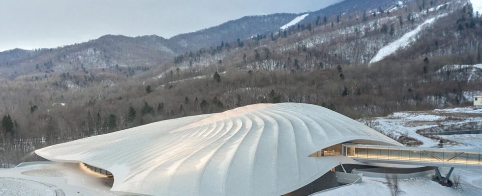 Rozsáhlé konferenční centrum připomínající stan leží uprostřed zasněžených hor v Číně 1