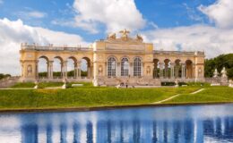 Jak velkou návštěvnost má zámek Schönbrunn? 40