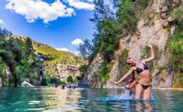 Objevte termální prameny Montanejos a kouzlo vodopádu Girlfriend 9