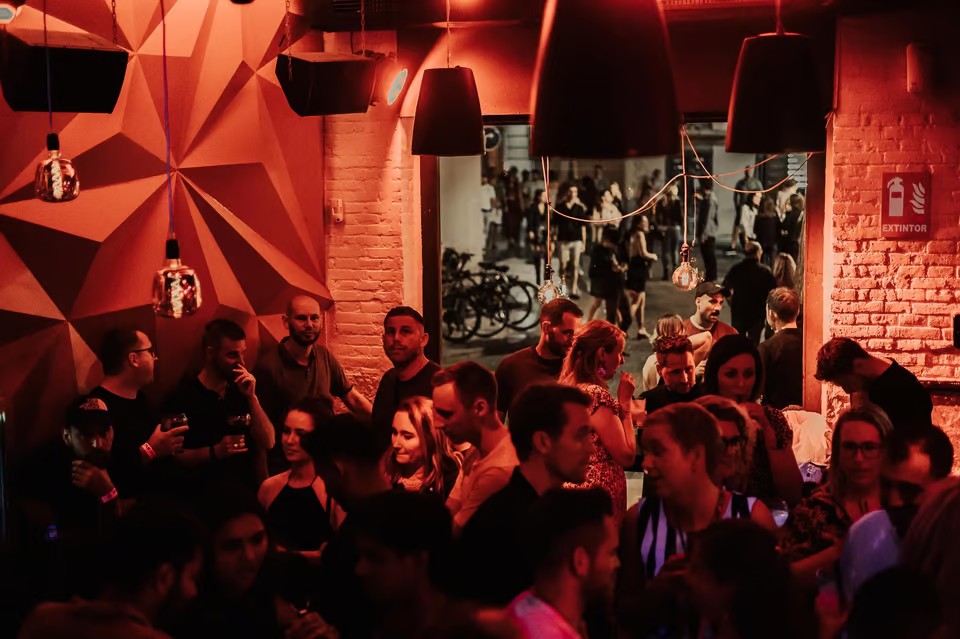 Dokonalý noční zážitek ve Valencii: Pub Crawl s panáky zdarma
